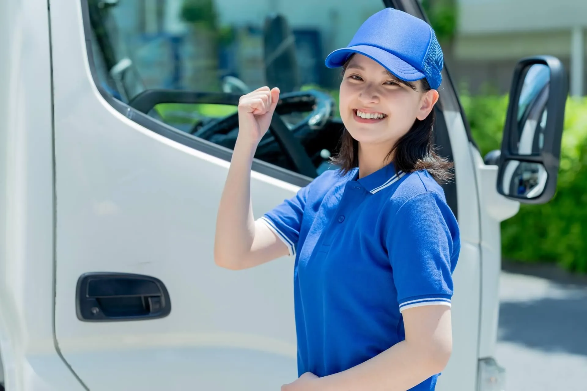 青い帽子と服装の女性