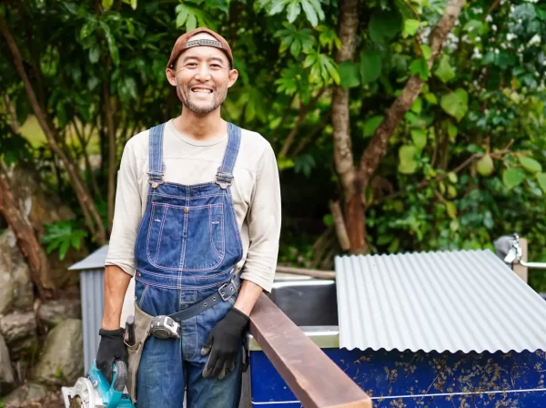 つなぎを着て作業をする男性