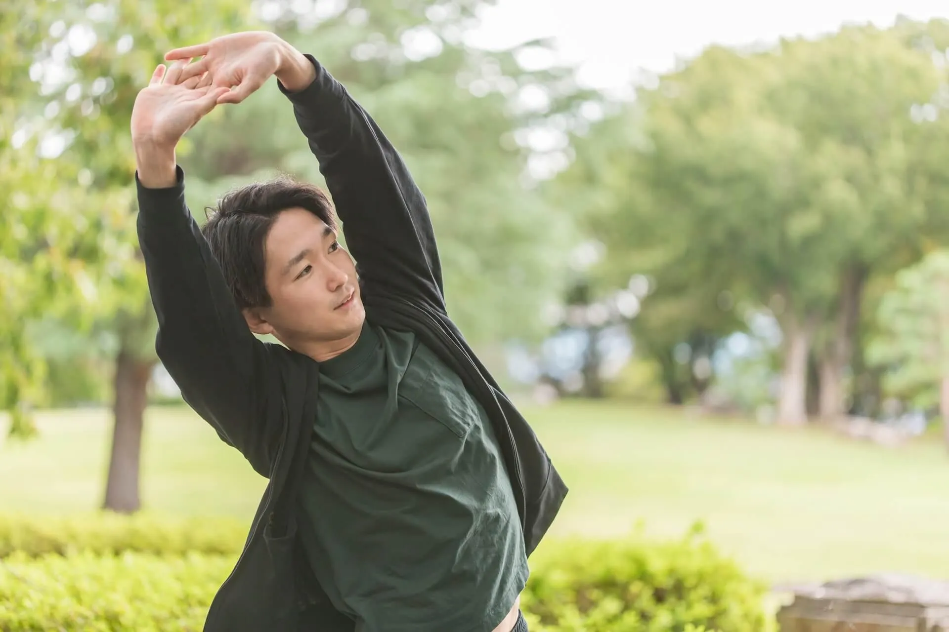 公園でストレッチをする男性